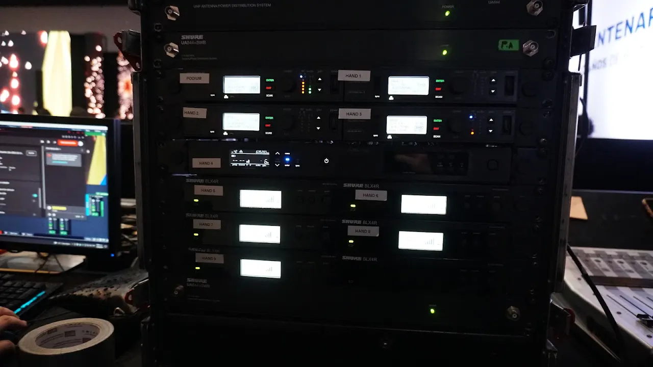 Rack profesional de radiofrecuencia y microfonía durante el evento